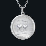 Silver Anniversary Hearts Versilberte Kette<br><div class="desc">Nekklace mit meinem silbernen Bild von zwei Herzen schwimmen auf Wasser. Anpassbarer Text sagt "25 Jahre".</div>