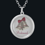Silver Bell Wedding Party Geschenk Bridesmaid Neck Versilberte Kette<br><div class="desc">Necklace zeigt eine originelle Marker-Illustration eines silbernen Hochzeitsglocken,  mit BRIDESMAID in einem hübschen bordeauxfarbenen Schriftart. Ein tolles Hochzeitsgeschenk!</div>