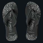 Silver & Black Elegante Trauzeugin Hochzeit Flip Flops<br><div class="desc">Diese wunderschönen Hochzeitskippen sind eine großartige Möglichkeit, Ihre Trauzeugin zu danken und zu erkennen, während sie gleichzeitig ihre Füße rette. Das elegante Design mit verzierten silbergrauen Grauschalen und Wirbel auf schwarzem Hintergrund und extravaganten Schriftzeichen. Der Test liest Trauzeugin mit ihrem Namen unten. Ein guter Weg, ihr zu danken, dass sie...</div>