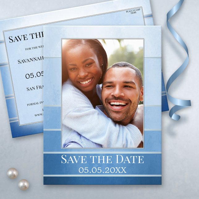 Silver Blue Strip Foto Save the Date Ankündigungspostkarte (Save the Date postcard featuring your own photo on a blue ton sur ton design with silver stripes)