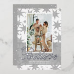 Silver Christmas Foto Glaube Foil Holiday Card Folien Feiertagskarte<br><div class="desc">Das Wort Glaube an reale Silber-, Gold- oder Rose-Goldfolie hebt Ihr liebstes Foto auf dem Hintergrund von Silberstars hervor. Achten Sie darauf, Ihre Bestellung zu verdoppeln, bevor Sie sie Ihrem Warenkorb hinzufügen, da das, was Sie auf dem Bildschirm sehen, ist, was gedruckt wird. Der Live-Design-Service kann Ihnen bei Bedarf helfen,...</div>