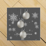 Silver Christmas Ornaments Weingeschenk Box<br><div class="desc">Geschenke eine Flasche Wein in dieser Feriensaison mit einer Silver Christmas Ornaments Wein Geschenkbox. Das Design der Geschenkboxen besticht durch ein Trio aus hängenden Weihnachtsschmuckstücken mit abfallenden Schneeflocken und dunkelgrauem Hintergrund. Mit diesem Design sind auch zusätzliche Geschenk- und Urlaubsartikel erhältlich.</div>