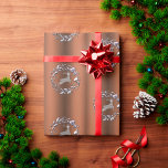 Silver Christmas Rentier auf Bronze Geschenkpapier<br><div class="desc">Eine sehr elegante,  zeitgenössische Weihnachtsverpackung mit einem silbernen Rentiermuster (oder Stags) in silbernen Weihnachtskränzen über einen metallisch-braun/bronzenen Hintergrund,  um Ihren Weihnachtsgeschenken eine raffinierte und moderne Touch in dieser Ferienzeit zu geben.</div>