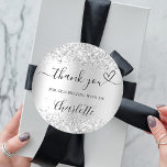 Silver Confetti vielen Dank Runder Aufkleber<br><div class="desc">Imitate silberner Hintergrund,  mit Konfetti dekoriert,  Glitzern. Mit dem Text: Danke,  dass du mit mir gefeiert hast,  mit einem kleinen Herzen. Personalisieren Sie Ihren Namen und fügen Sie ihn hinzu.</div>