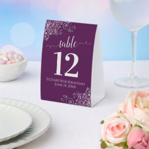 Silver Curls Plum Lila Hochzeitsszene Tischnummer Tischaufsteller