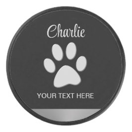 Silver Dog Paw auf schwarzem Hintergrund Eishockey Puck