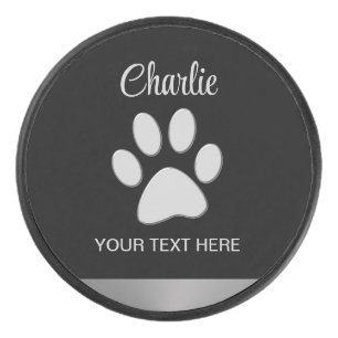 Silver Dog Paw auf schwarzem Hintergrund Eishockey Puck