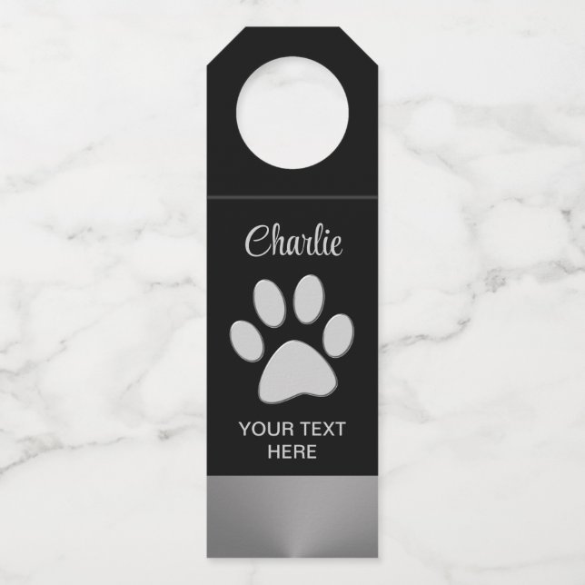 Silver Dog Paw auf schwarzem Hintergrund Flaschenanhänger (Vorderseite)