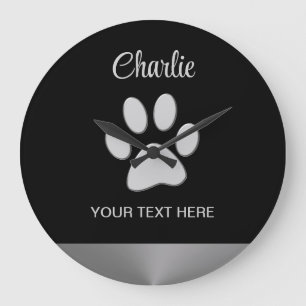 Silver Dog Paw auf schwarzem Hintergrund Große Wanduhr
