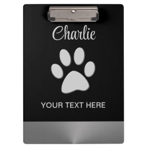 Silver Dog Paw auf schwarzem Hintergrund Klemmbrett