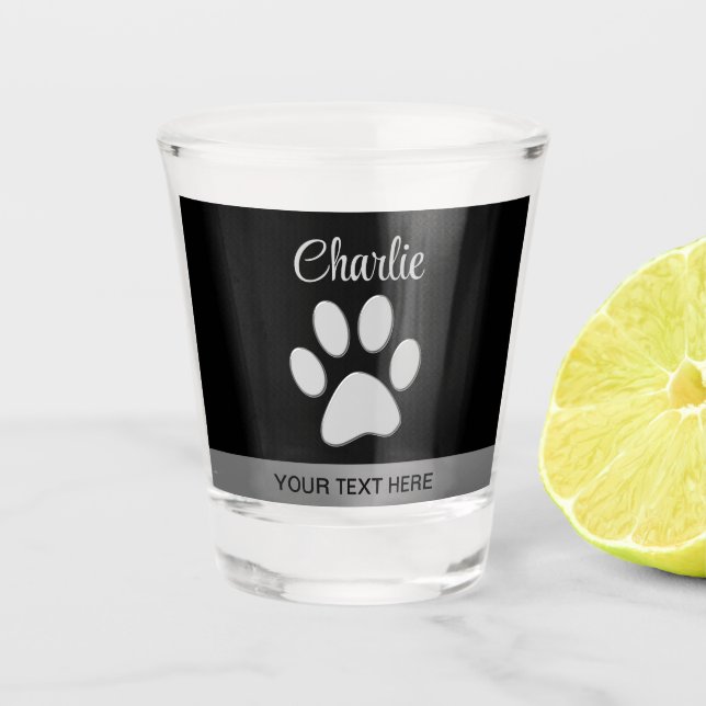 Silver Dog Paw auf schwarzem Hintergrund Schnapsglas (Vorderseite)