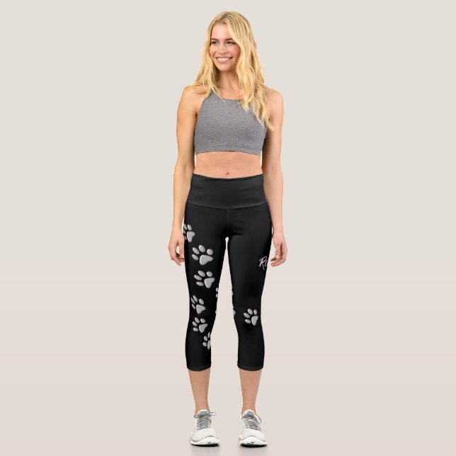 Silver Dog Paws Schwarzer Hintergrund Print Patter Capri Leggings (Vorderseite)