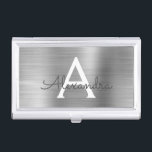 Silver Elegant gestreift Metal Monogram Visitenkarten Dose<br><div class="desc">Silberne Imitate gebürsteten Metallhaar Stylist Minimalistischen Visitenkartenhalter. Pink & Rose Gold gebürstete Metallfolienhalterung Stylist Business Card Holder ist perfekt für einen Friseur Stylist oder Beauty Beruflich.</div>