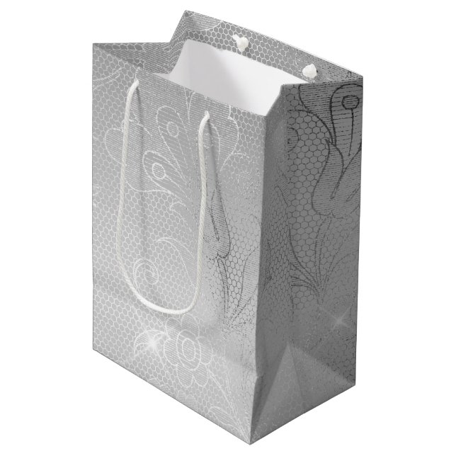 Silver Floral Lace Wedding Mittlere Geschenktüte (Vorderseite Schrägansicht)