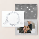Silver Foil Frohe Weihnachtsschneefotokarte Folienkarte<br><div class="desc">Silver Foil Frohe Weihnachtskohle Gray Hand Lettered Script Snowflake Foto Card. Foto und Text dieser Weihnachtskarte können mit Ihrem Foto und Namen aktualisiert und angepasst werden. Diese Karte zeigt Ihren Namen auf der Innenseite der Silver Foil Weihnachtskarte an.</div>