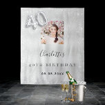 Silver Foto Glitzer 40. Geburtstag Begrüßung Wandteppich<br><div class="desc">Ein Begrüßungsgeschmack für ein glamouröses 40. Party. Ein Imitat silber metallisch aussehender Hintergrund mit Imitaten Glitzer Staub. Personalisieren und hinzufügen eines hochwertigen Fotos,  Namens und Datums. Nummer 40 wird mit einem Schriftart im Ballonstil geschrieben. Kann auch als Foto-Kulisse und Party Wanddekoration,  Dekoration.</div>
