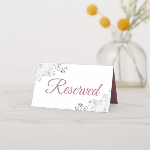 Silver Frills Custy Rose auf White Wedding reservi Platzkarte