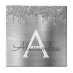 Silver Glitter Brushed Metal Monogram Name Fliese<br><div class="desc">Silber-Imitate belichten metallischen Sparkle-Glitzer,  der Monogrammname und Anfangsziffern der Keramik gebürstet. Das macht den perfekten 16 Geburtstag,  Hochzeit,  Brautparty,  Jubiläum,  Babydusche oder Junggeselinnen-Abschied Geschenk für jemanden,  der Lieben glamourösen Luxus und schicke Stile.</div>
