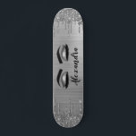 Silver Glitter Sparkle Eyelashes Monogram Skateboard<br><div class="desc">Silver Imitate Foil Metallic Sparkle Glitzer Brushed Metal Monogram Name and Initial Eyelashes (Lashes),  Eyelash Extensions and Eyes Skateboard. Das macht den perfekten 16 Geburtstag,  Hochzeit,  Brautparty,  Jubiläum,  Babydusche oder Junggeselinnen-Abschied Geschenk für jemanden,  der sein Zimmer im trendigen coolen Stil dekoriert.</div>