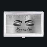 Silver Glitter Sparkle Eyelashes Monogram Visitenkarten Dose<br><div class="desc">Silver Imitats Foil Metallic Sparkle Glitzer Brushed Metal Monogram Name and Initial Eyelashes (Lashes),  Eyelash Extensions und Eyes Business Card Holder. Das macht den perfekten 16 Geburtstag,  Hochzeit,  Brautparty,  Jubiläum,  Babydusche oder Junggeselinnen-Abschied Geschenk für jemanden,  der sein Zimmer im trendigen coolen Stil dekoriert.</div>