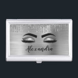 Silver Glitter Sparkle Eyelashes Monogram Visitenkarten Dose<br><div class="desc">Silver Imitats Foil Metallic Sparkle Glitzer Brushed Metal Monogram Name and Initial Eyelashes (Lashes),  Eyelash Extensions und Eyes Business Card Holder. Das macht den perfekten 16 Geburtstag,  Hochzeit,  Brautparty,  Jubiläum,  Babydusche oder Junggeselinnen-Abschied Geschenk für jemanden,  der sein Zimmer im trendigen coolen Stil dekoriert.</div>