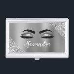 Silver Glitter Sparkle Eyelashes Monogram Visitenkarten Dose<br><div class="desc">Silver Imitats Foil Metallic Sparkle Glitzer Brushed Metal Monogram Name and Initial Eyelashes (Lashes),  Eyelash Extensions und Eyes Business Card Holder. Das macht den perfekten 16 Geburtstag,  Hochzeit,  Brautparty,  Jubiläum,  Babydusche oder Junggeselinnen-Abschied Geschenk für jemanden,  der sein Zimmer im trendigen coolen Stil dekoriert.</div>