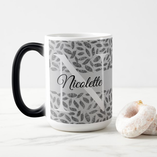 Silver Glittery Feathers Monogram personalisieren Verwandlungstasse (Mit Donut)