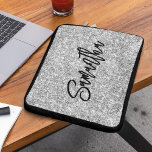 Silver Glitzer Black Brush Script Laptopschutzhülle<br><div class="desc">Erstellen Sie Ihren eigenen Faxluxus silbergrauer Glitzer mit Namen oder Monogramm. Passen Sie den Stil und die Größe des Schriftartes an. Verschieben,  duplizieren oder löschen Sie die Imitate funkeln Grafik.</div>