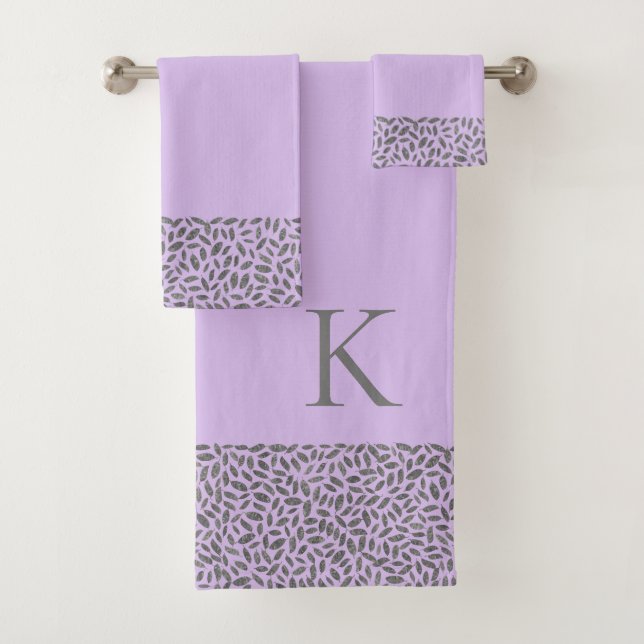 Silver Glitzer Feathers on Lavender Monogram Badhandtuch Set (Insitu)