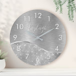 Silver Glitzer Glam Bling Personalisiert Metallic Große Wanduhr<br><div class="desc">Dieses silber gebürstete Metall und glamouröse Imitate Glitzer gemusterte Wanduhr mit Ihrem eigenen individuelle Name leicht personalisieren.</div>