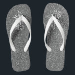 SILVER Glitzer Hochzeit Flipflops BRIDE, Strand<br><div class="desc">Fügen Sie die Rolle der Brautparty-Mitglieder,  Paare verheirateten Namen und Hochzeitsdatum zu diesen eleganten Sommerstrand Hochzeitsflipflops mit einem Imitat Gold Glitzer beenden.</div>