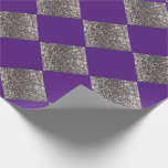 Silver Glitzer Metallic Lila Abstrakt Chic Geschenkpapier<br><div class="desc">Ein wunderschöner lila Hintergrund mit silbernen Glitzer-Diamantformen machen dieses abstrakte Muster zu einem wunderschönen Design für jeden Anlass.</div>