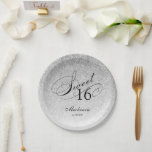 Silver Glitzer Sweet 16 Personalisiert Pappteller<br><div class="desc">Diese trendige,  ombre Glitzer gemusterte Papiertafel bietet Imitate funkelnd Glitzer,  Wirbel "Sweet 16" und eine Ihre Personalisierung. Fügen Sie den benutzerdefinierten Text mithilfe des Vorlagenformulars hinzu. Zusätzliche Optionen für Text und Layout sind verfügbar,  wenn Sie weitere Anpassungen vornehmen möchten.</div>