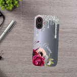 Silver Glitzer Tropfen Metallische bordeauxfarbene iPhone 16 Hülle<br><div class="desc">Imitate silber Glitzer Tropfen,  Farbe Tropfen auf einem Imitat silber metallisch aussehen Hintergrund. Burgund und Rose goldfarbene Blume. Vorlage für Ihren Namen. Der Name in hellgrau ist mit einem modernen und trendigen Handschrift geschrieben.</div>