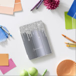 Silver Glitzer Tropfen nennen glamourös iPad Mini Hülle<br><div class="desc">Ein elegantes,  mädchenhaftes und gläsernes Gehäuse. Imitate silber Glitzer Tropfen,  Farbe Tropfen aussehen. Imitate silber metallisch aussehender Hintergrund. Geben Sie Ihren Namen ein,  der mit einem modernen handgeschriebenen Stilskript geschrieben wurde. Weiße Buchstaben.</div>