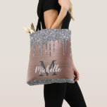 Silver Glitzer Tropfen Rose Gold Metal Monogram Tasche<br><div class="desc">Moderne, mädchenhafte silberne Glitzer Tropfen Name und mit Monogramm Tasche. Dieses Design bietet silbergraue (graue) Glitzer funkelnde Tropfen auf rot rosa Rosa Rosa Gold gebürstete Metall Hintergrund mit benutzerdefinierten personalisierten Monogramm Initial- und Vorname Text Vorlage. Große Frauengeschenke für Freundin, Mutter, Geburtstag, Hochzeit, Brautparty, süße 16 Geburtstagsparty, Business und für alle,...</div>