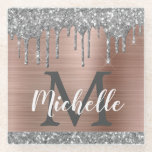 Silver Glitzer Tropfen Rose Goldname Monogramm Glasuntersetzer<br><div class="desc">Eleganter, mädchenhaft silberner Glitzer Tropfen Name und mit Monogramm Glas Untersetzer. Dieses Design bietet silbergraue (graue) Glitzer-Tropfen auf Imitaten rösten Rose Gold Hintergrund mit benutzerdefinierten Monogramm Initial-und Vorname Text Vorlage. Perfektes weibliches Geschenk für Freundin, Schwester, Mutter, Geburtstag, süße 16 Geburtstagsparty, Brautparty, Hochzeit, Make-up Künstler, Schönheitssalon Besitzer, Mode Blogger oder alle,...</div>