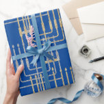Silver & Gold Modern Square Menorahs Hanukkah Geschenkpapier<br><div class="desc">Ein modernes Geschenkpapier aus Silber,  Gold und Blau aus der Hanukkah,  das eine schöne,  schimmernde,  silberne und goldene quadratische Menorah mit leuchtenden Kerzen in einem geometrischen Muster aufweist.</div>