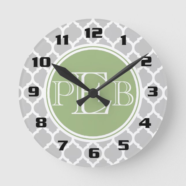 Silver Graue Quarz Sage Green Monogram Runde Wanduhr (Vorderseite)