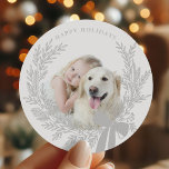 Silver Gray Christmas Wreath Foto Runder Aufkleber<br><div class="desc">Foto Aufkleber für Feiertage mit einem einfachen Weihnachtskranz. Für eine weiter gehende Anpassung dieses Designs klicken Sie bitte auf die Schaltfläche "DESIGN TOOL" oben!</div>