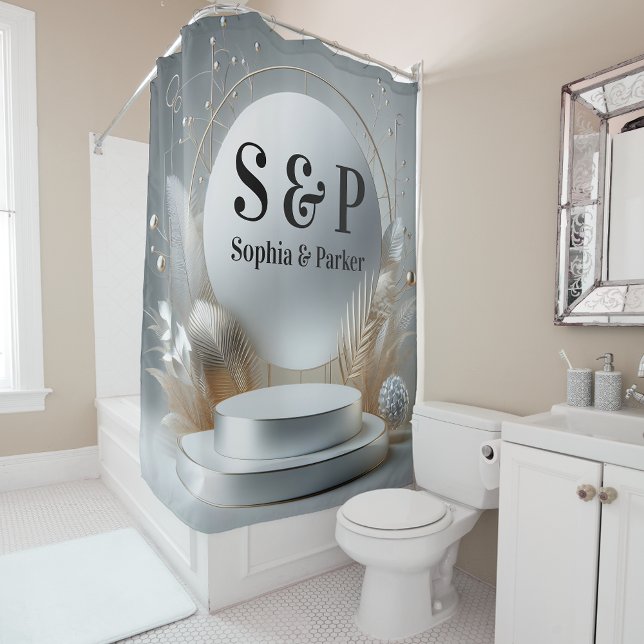 Silver Gray Podium Monogram Modern Script Wedding Duschvorhang (Von Creator hochgeladen)