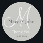 Silver Gray Vielen Dank für Ihr Wedding Monogram S Runder Aufkleber<br><div class="desc">Monogram Initial Stickers mit Braut und Bräutigam Namen, Datum der Hochzeit und ein Dankeschön an Sie, um Ihre Dankbarkeit an Ihrem Hochzeitstag oder jedem besondere Anlass zum Ausdruck zu bringen. Weitere Farben stehen zur Auswahl. Sie können auch die Farbe und den Schriftart anpassen, indem Sie die Schaltfläche "Anpassen" unter dem...</div>