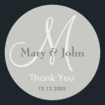 Silver Gray Vielen Dank für Ihr Wedding Monogram S Runder Aufkleber<br><div class="desc">Monogram Initial Stickers mit Braut und Bräutigam Namen, Datum der Hochzeit und ein Dankeschön an Sie, um Ihre Dankbarkeit an Ihrem Hochzeitstag oder jedem besondere Anlass zum Ausdruck zu bringen. Weitere Farben stehen zur Auswahl. Sie können auch die Farbe und den Schriftart anpassen, indem Sie die Schaltfläche "Anpassen" unter dem...</div>