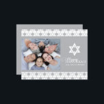Silver Hanukkah Stern von David Pattern Modernes F Feiertagspostkarte<br><div class="desc">Mit Fett*fa*tin entworfen. Einfach mit eigenen Texten,  Fotos oder Bildern anpassen. Für individuelle Anfragen wenden Sie sich bitte direkt an fat*fa*tin. Es gelten benutzerdefinierte Gebühren. www.zazzle.com/fat_fa_tin www.zazzle.com/color_therapy www.zazzle.com/fatfatin_blue_knot www.zazzle.com/fatfatin_red_knot www.zazzle.com/fatfatin_mini_me www.zazzle.com/fatfatin_box www.zazzle.com/fatfatin_design www.zazzle.com/fatfatin_ink</div>