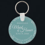 Silver Lace auf Aquamariner, eleganter Trauzeugin  Schlüsselanhänger<br><div class="desc">Diese wunderschönen Schlüsselanhänger sind so konzipiert, dass sie als Geschenk oder Gastgeschenk Hochzeit an Ihre Trauzeugin gegeben werden. Das elegante Design zeichnet sich durch einen fein silbergrauen Imitat mit blass grauem Text auf aquamarinem oder türkisfarbenem Hintergrund aus. Es gibt Platz für ihren Namen, das Hochzeitsdatum und die Namen des Paares....</div>
