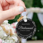 Silver Lace auf Black Bridesmaid Wedding Schlüsselanhänger<br><div class="desc">Diese wunderschönen Schlüsselanhänger sind als Geschenk oder Gastgeschenk Hochzeit konzipiert. Das Design ist schlicht und elegant und weist einen schwarz-silbergrauen Imitat-Randstreifen mit hellgrauem Text auf. Es gibt Platz für ihren Namen,  das Hochzeitsdatum und die Namen des Paares. Ich danke ihr,  dass sie Teil Ihres besonderen Tages ist!</div>