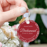 Silver Lace auf der romantischen Red Bridesmaid Ho Schlüsselanhänger<br><div class="desc">Diese wunderschönen Schlüsselanhänger sind als Geschenk oder Gastgeschenk Hochzeit konzipiert. Das schlichte und dennoch elegante Design ist mit einem schlicht silberfarbenen, grauen Imitat mit hellgrauem Text auf einem romantischen, schwarzen Hintergrund gestaltet. Es gibt Platz für ihren Namen, das Hochzeitsdatum und die Namen des Paares. Ich danke ihr, dass sie Teil...</div>