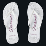 Silver Lace Cassis auf White Bridesmaid Wedding Flip Flops<br><div class="desc">Diese eleganten Hochzeitskippen sind eine großartige Möglichkeit, um Ihren Brautmädchen zu danken und sie zu erkennen und ihnen nach einem langen Tag eine Erholung zu geben. Das schöne Design zeichnet sich durch ein elegantes Design mit silbergrauen Spitzen-Frills auf weißem Hintergrund und extravaganten Cassis lila, Magenta oder berry gefärbten Schriftzeichen aus....</div>