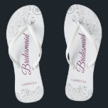 Silver Lace Cassis auf White Bridesmaid Wedding Flip Flops<br><div class="desc">Diese eleganten Hochzeitskippen sind eine großartige Möglichkeit, um Ihren Brautmädchen zu danken und sie zu erkennen und ihnen nach einem langen Tag eine Erholung zu geben. Das schöne Design zeichnet sich durch ein elegantes Design mit silbergrauen Spitzen-Frills auf weißem Hintergrund und extravaganten Cassis lila, Magenta oder berry gefärbten Schriftzeichen aus....</div>