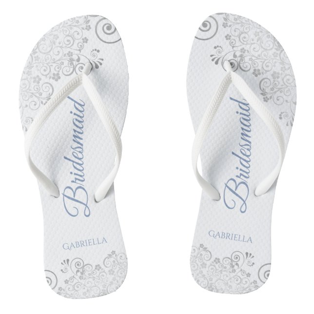 Silver Lace & Dusty Blue Script Bridesmaid Wedding Flip Flops (Fußbett)